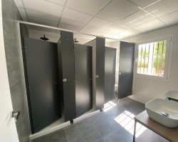 Cabinas vestuario fenólicas y aluminio en color wengué-01