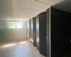 Cabinas vestuario fenólicas y aluminio en color wengué-02