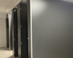 Cabinas vestuario fenólicas y aluminio en color wengué-03