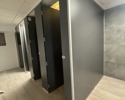 Cabinas vestuario fenólicas y aluminio en color wengué-04