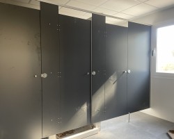 Cabinas vestuario fenólicas y aluminio en color wengué-05