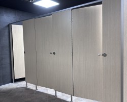 Cabinas sanitarias modernas para gimnasio Areafit en Murcia