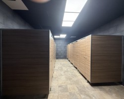 Cabinas sanitarias en acero inoxidable con cornisa en aluminio y melamina