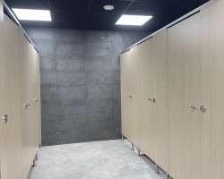 Cabinas sanitarias linea cornisa aluminio y herrajes en acero inoxidable