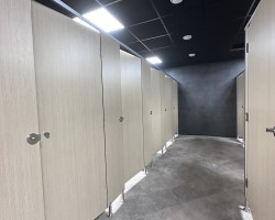 Cabinas sanitarias en Gimnasio Areafit de Murcia, con cornisa aluminio