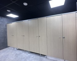 Cabinas sanitarias en melamina instaladas en Areafit en Murcia