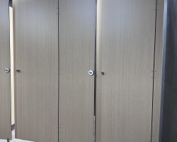 Cabinas sanitarias en melamina con cornisa en aluminio plata y herrajes acero inoxidable