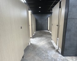 Cabinas sanitarias cornisa de aluminio y herrajes acero inoxidable y melamina color haya