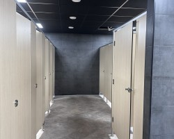 Cabinas sanitarias cornisa de aluminio y herrajes acero inoxidable y madera haya para Gimnasio Areafit Murcia