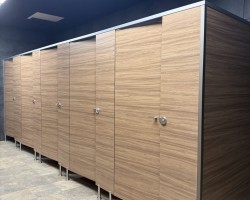 Cabinas sanitarias cornisa aluminio y melamina con herrajes en acero inoxidable