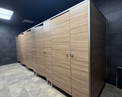 Cabinas sanitaias detalle de acabados en aluminio y acero inoxidable