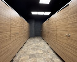 Cabinas sanitarias en melamina con herrajes en acero inoxidable y cornisa en aluminio plata