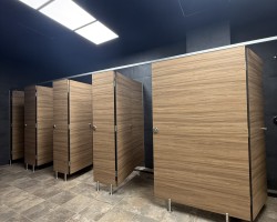 Cabinas sanitarias acero inoxidable con cornisa en aluminio plata