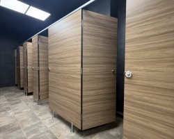 Cabinas sanitarias en melamina con cornisa en aluminio plata y herrajes acero inoxidable