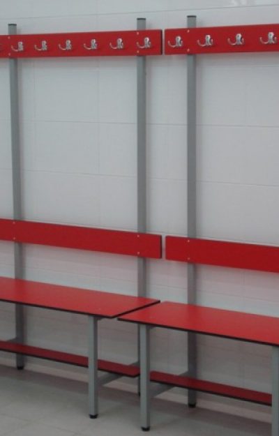 Banco alto vestuario Garysan en fenólico rojo, estructura acero color plata, con perchas