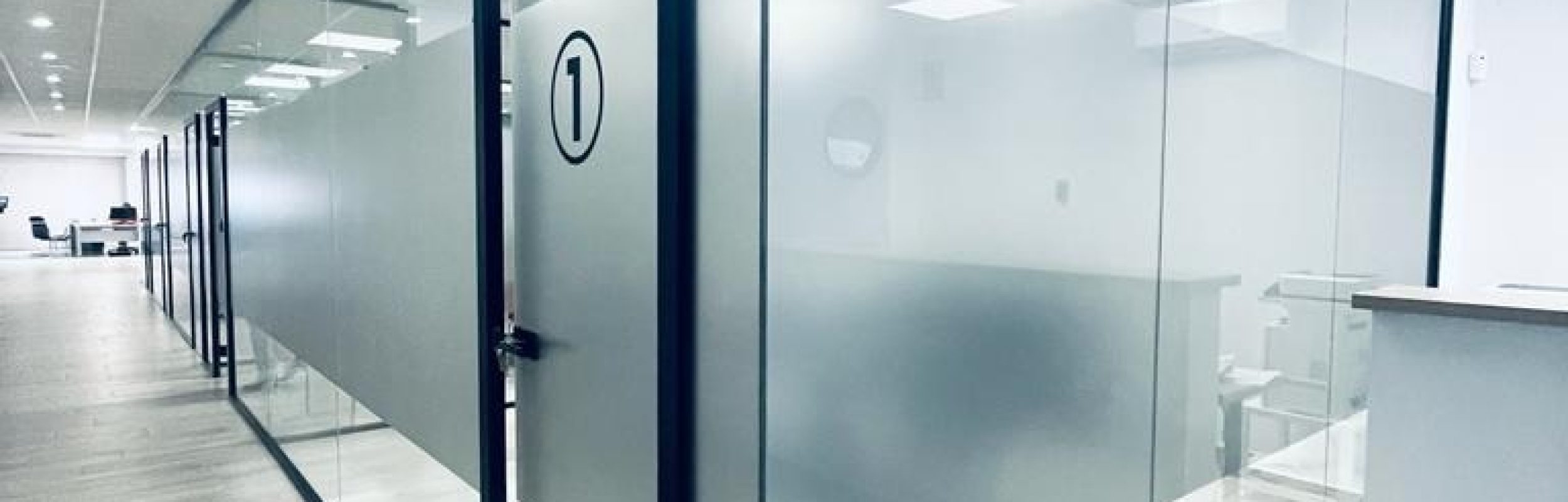 Mampara de oficia en cristal con puerta de cristal de seguridad-01